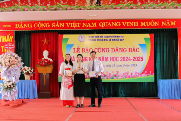 cac-phan-qua-duoc-trao-tang-tai-truong-thcs-doc-lap
