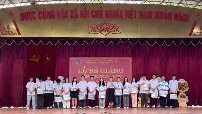 aai-pharma-tang-qua-cho-cac-ban-hoc-sinh-truong-thpt-luong-ngoc-quyen